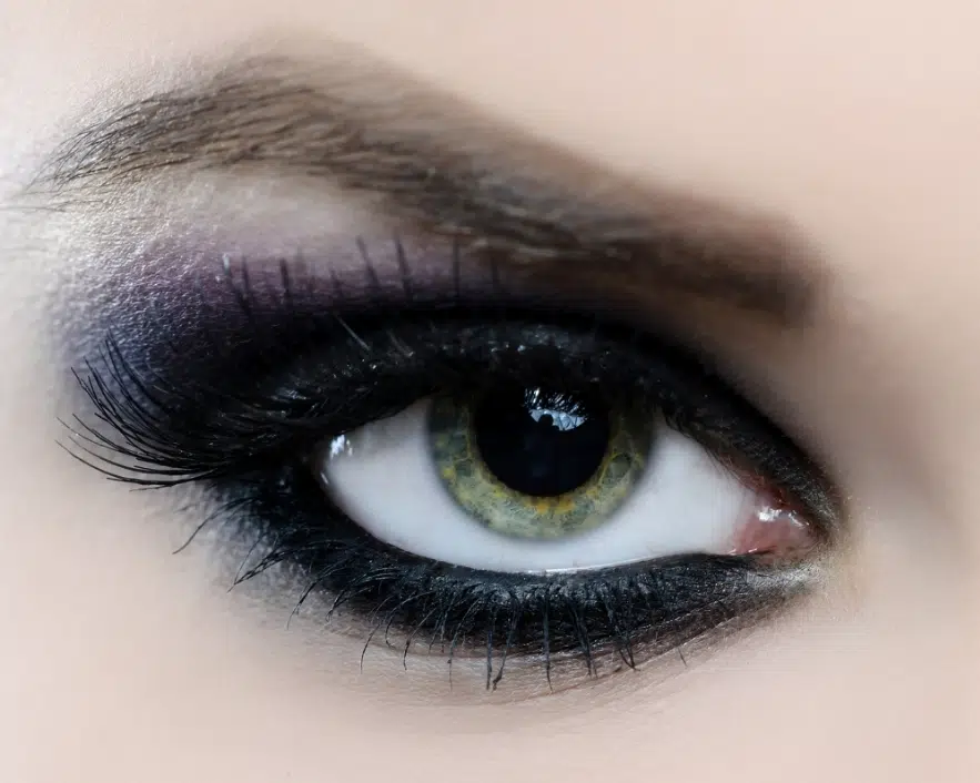 Intensifier son regard en un battement de cils grace au smoky eyes