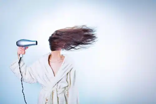 Astuces simples pour des cheveux sains et brillants