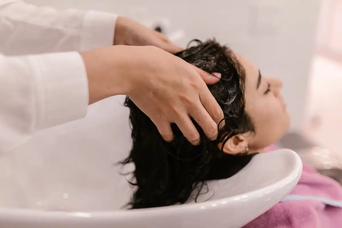 Prendre soin de ses cheveux abîmés ou cassants à domicile : astuces et conseils