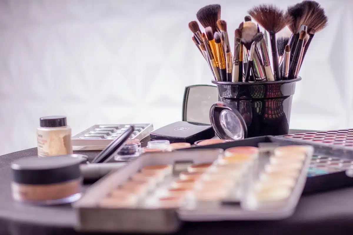 Les essentiels pour un maquillage parfait : les produits incontournables