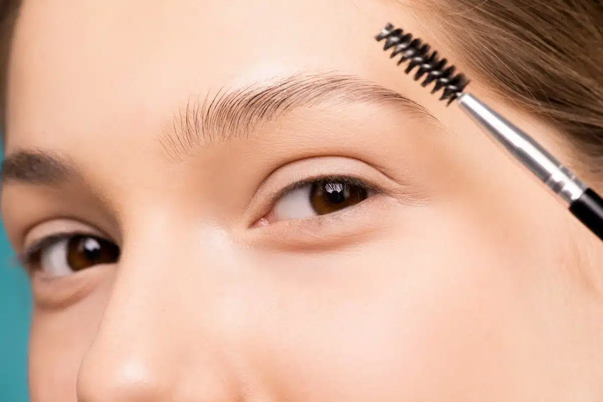 Guide ultime pour retrouver des sourcils parfaitement dessinés : gestes essentiels à adopter