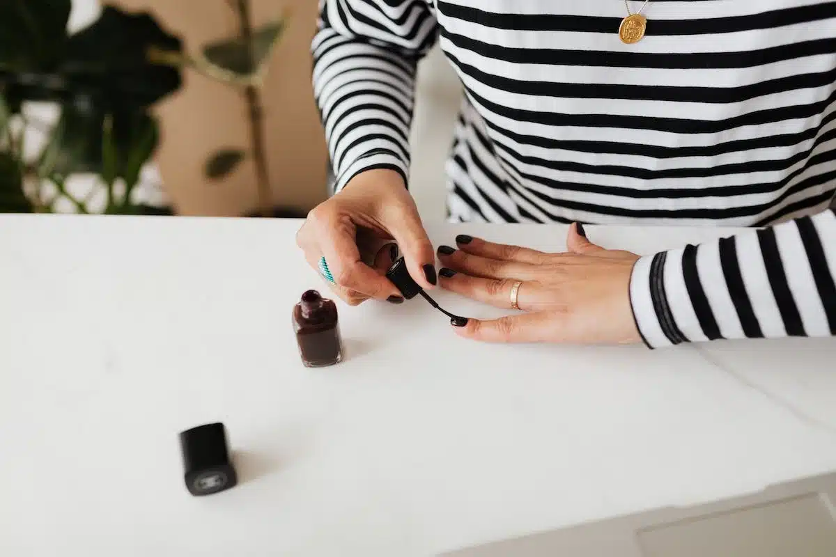 Obtenez des ongles impeccables avec ces astuces pour une manucure maison réussie
