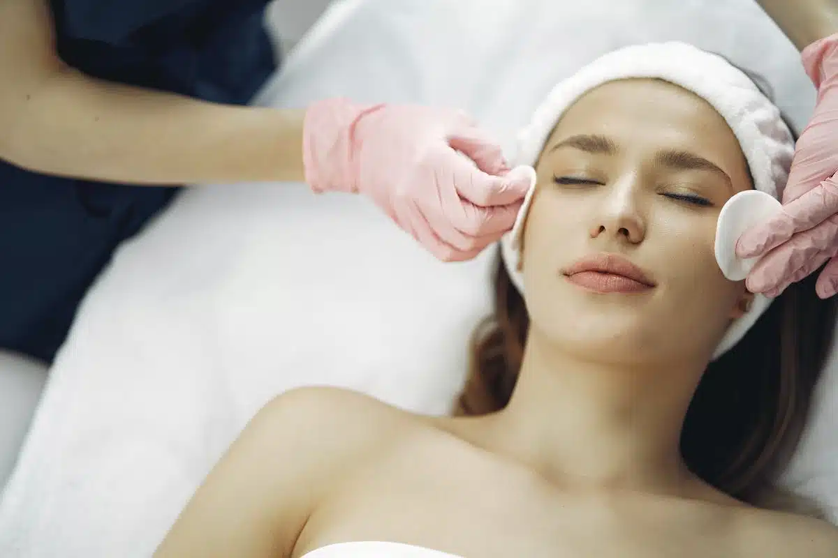 Les secrets des massages faciaux pour retrouver une peau éclatante et jeune