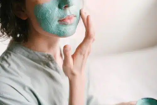 Prévenir le vieillissement de la peau : les gestes essentiels à adopter