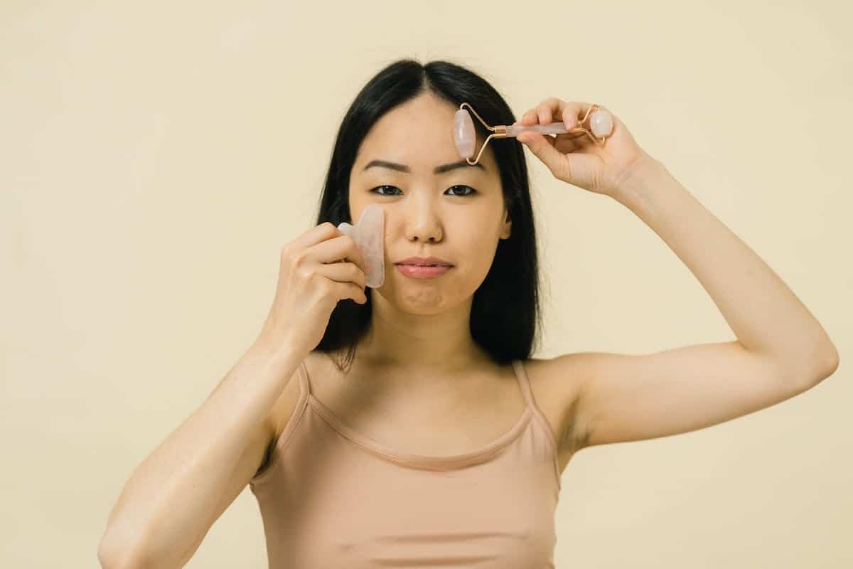 Détendez votre visage et prévenez les rides grâce à ces techniques de massage efficaces