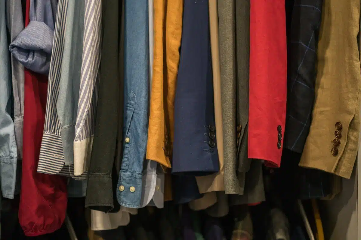 Les astuces pour renouveler votre garde-robe sans vous ruiner