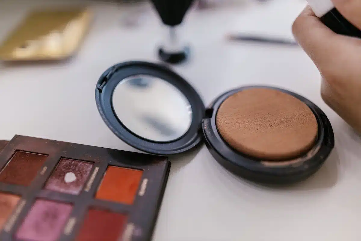 Maquillage longue tenue et résistant à la chaleur : les meilleurs conseils et astuces