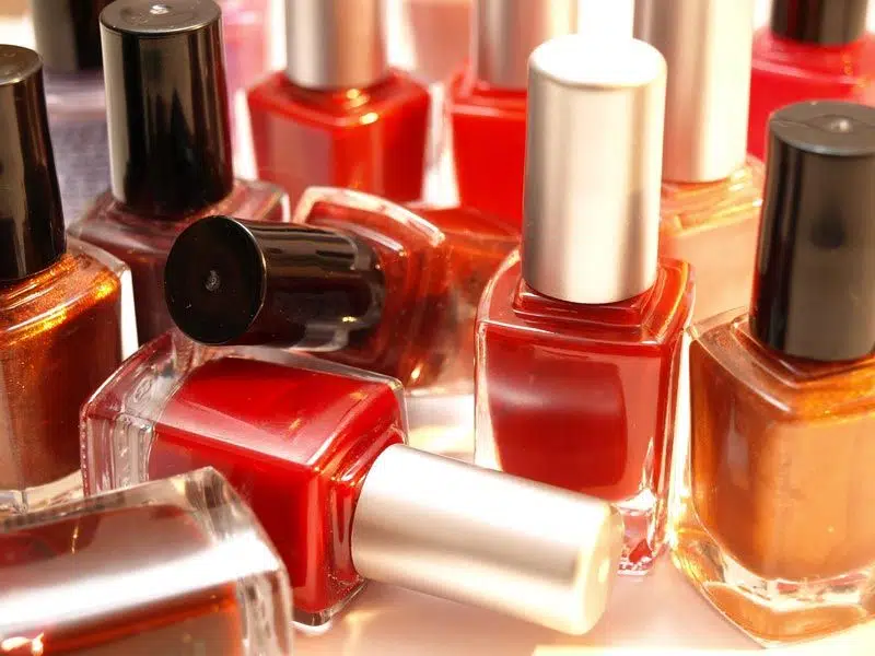 Quels les différents types de vernis à ongles ?