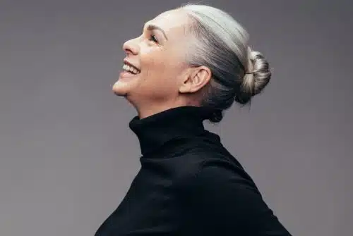 Les meilleures astuces pour coiffer les cheveux des femmes de 60 ans