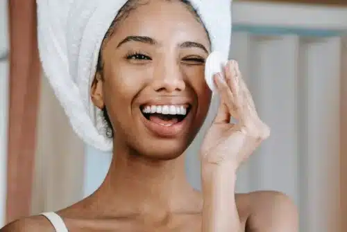L’alcool peut déshydrater la peau du visage