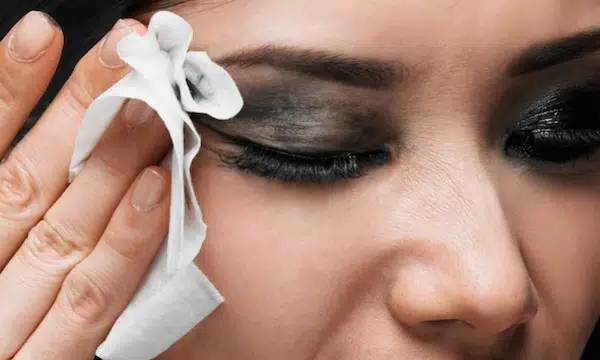 Pourquoi nous devons arrêter d’enlever le maquillage avec du coton